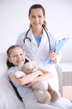 Sevimli kız ziyaret doktor