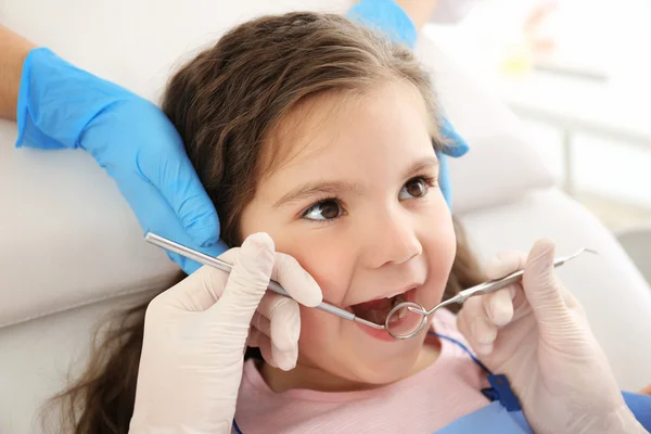 Dentista examinando os dentes da menina — Fotografia de Stock