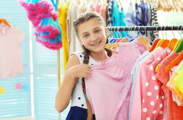 Menina Bonita Escolhendo Roupas — Fotografia de Stock