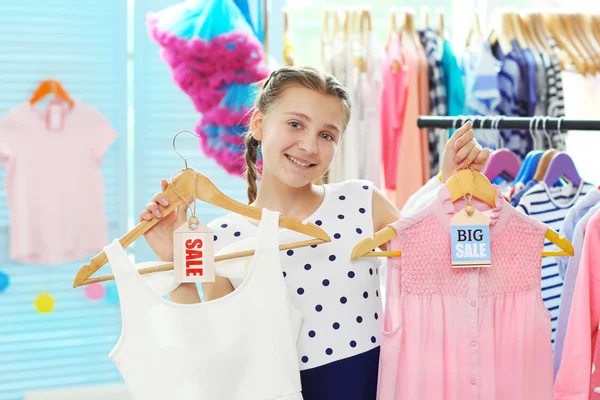 Menina Bonita Escolhendo Roupas — Fotografia de Stock