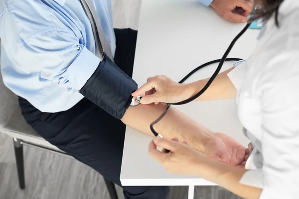 Doctor measuring blood — Stockfoto