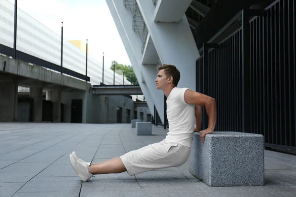 Joven haciendo ejercicios — Foto de Stock