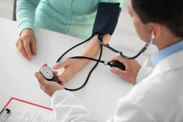 Médico Masculino Medindo Pressão Arterial Mulher Com Tonômetro — Fotografia de Stock