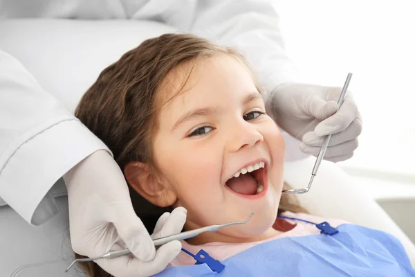 Denti dentista esaminando ragazza — Foto Stock