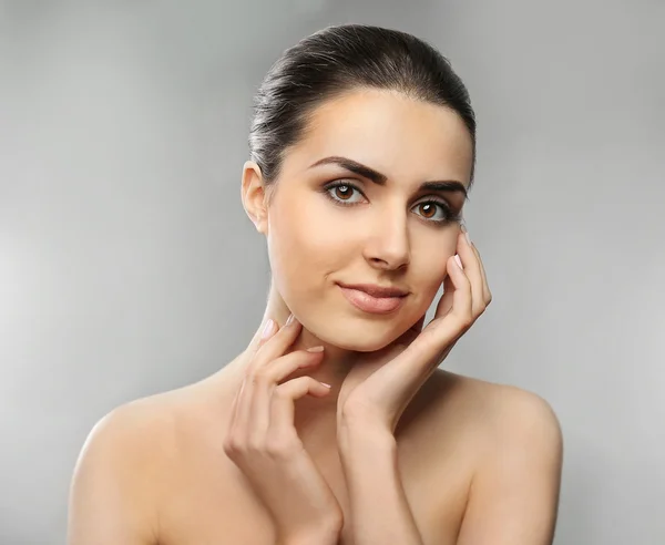 Mujer bonita en gris — Foto de Stock