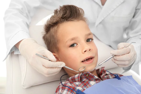 Zubař Vyšetřují Chlapce Zuby — Stock fotografie