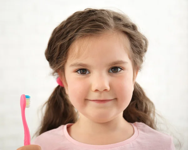 Menina bonito com escova de dentes — Fotografia de Stock