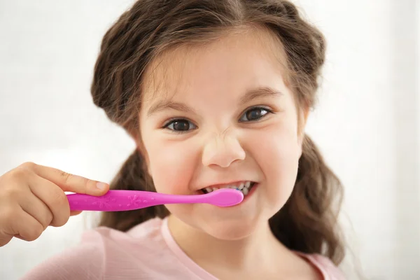 Menina bonito com escova de dentes — Fotografia de Stock