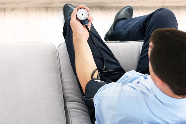 Man Measuring Blood Pressure Himself Tonometer — Stock Photo, Image