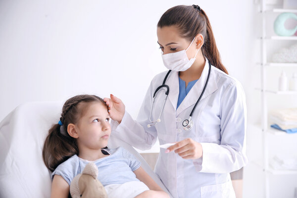 Милая девушка, навещающая врача
