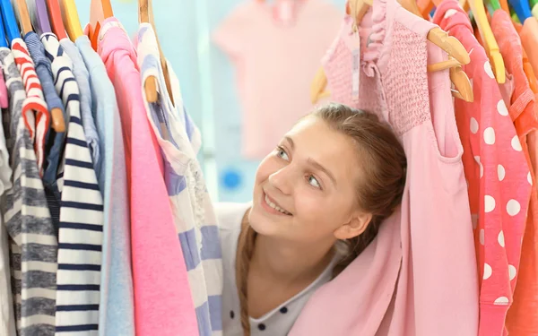 Menina Bonita Escolhendo Roupas — Fotografia de Stock