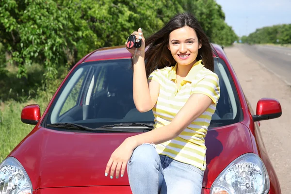 Aantrekkelijke vrouw met auto — Stockfoto
