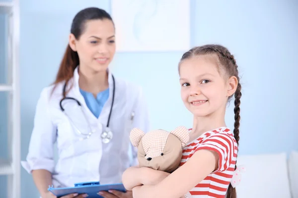 Cute girl visiting a doctor — Stock Photo, Image