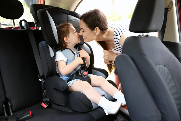 Mãe e criança no carro — Fotografia de Stock