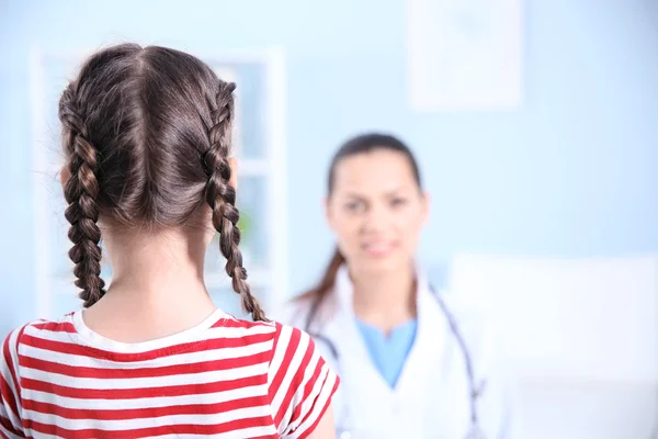 Menina bonito visitar um médico — Fotografia de Stock