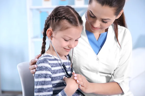 Schattig meisje een bezoek aan een arts — Stockfoto