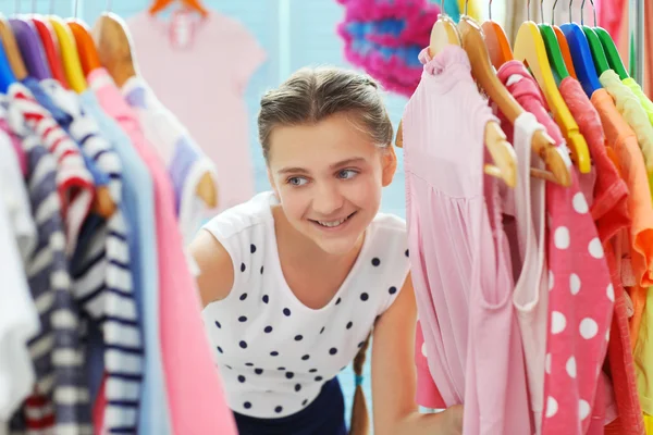 美少女の服を選ぶ — ストック写真