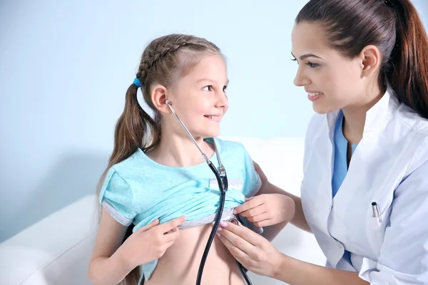 Menina bonito visitante médico — Fotografia de Stock