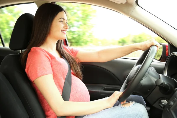 Mujer embarazada conduciendo coche —  Fotos de Stock