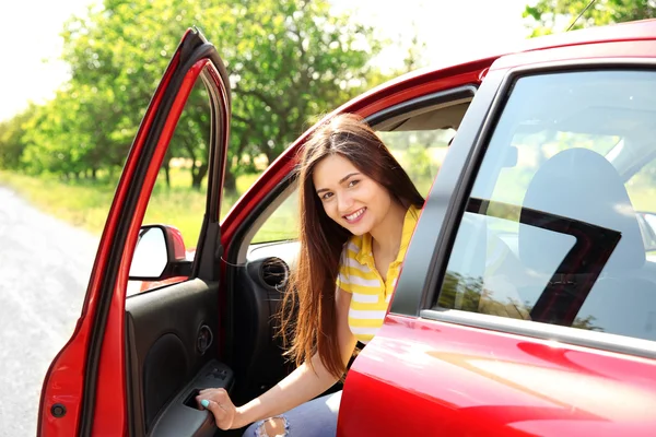 Donna attraente con auto — Foto Stock