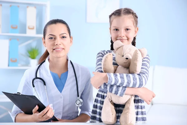 Schattig meisje een bezoek aan een arts — Stockfoto