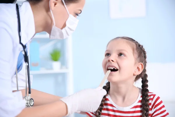 Menina bonito visitante médico — Fotografia de Stock