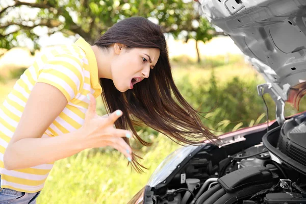 Femme attrayante avec voiture — Photo