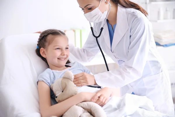 Menina bonito visitante médico — Fotografia de Stock