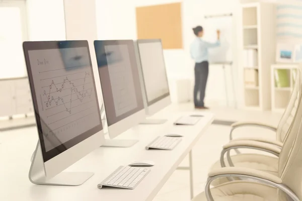 Computadores modernos no escritório — Fotografia de Stock