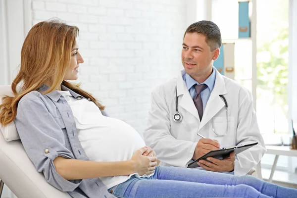 Mujer joven que visita al médico — Foto de Stock