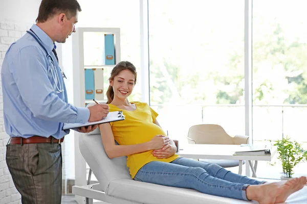 Gravid Ung Kvinna Besöker Läkare — Stockfoto