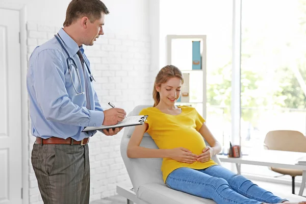 Gravid Ung Kvinne Hos Lege – stockfoto
