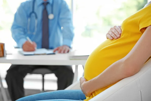 Pregnant woman visiting doctor — Stock Photo, Image