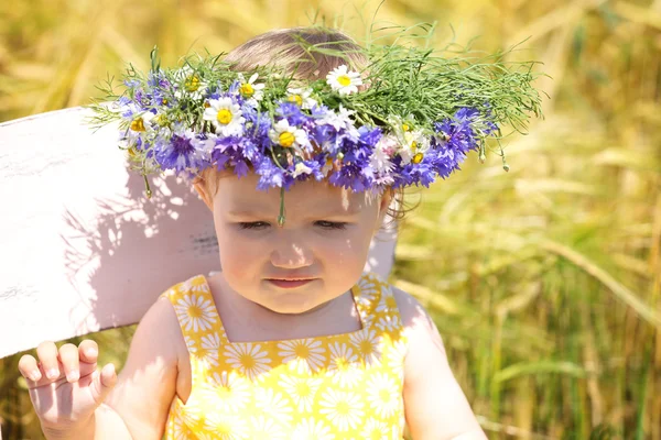Bayi perempuan dengan bunga liar — Stok Foto