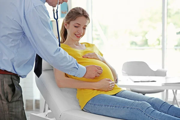 Schwangere Junge Frau Besucht Arzt — Stockfoto