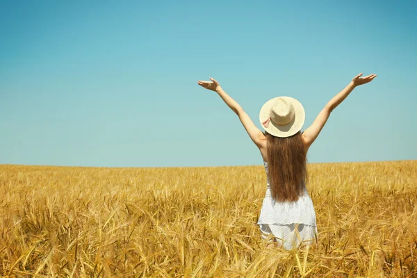 Woman on  wheat field — Stock Photo, Image