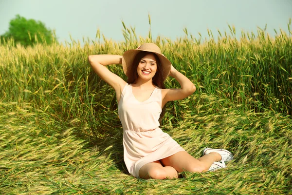 Mooi meisje in het veld — Stockfoto