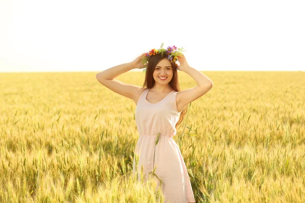 Beautiful girl in field — Stock Photo, Image