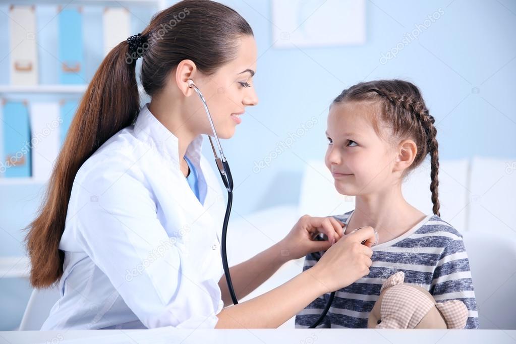 Детский осмотр девочек. Девочка подросток у педиатра. Девочка 10 лет у врача. Консультация детского гинеколога. Девочка 10 лет у врача.