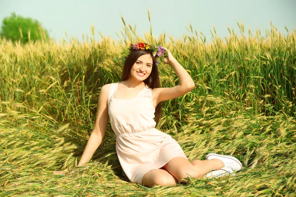 Bella ragazza in campo — Foto Stock