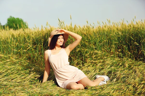 Beautiful girl in field — Stock Photo, Image