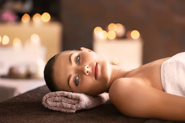 Ragazza nel salone spa — Foto Stock