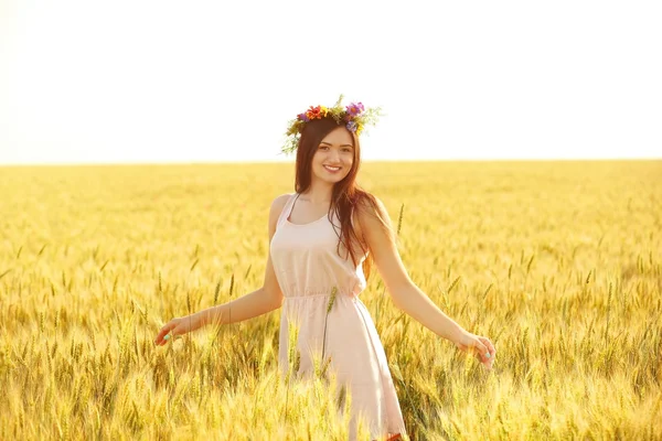 Beautiful girl in field — Stock Photo, Image