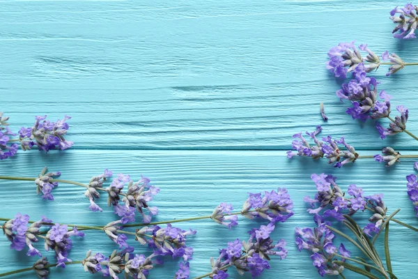 Flores de lavanda sobre fondo de madera —  Fotos de Stock