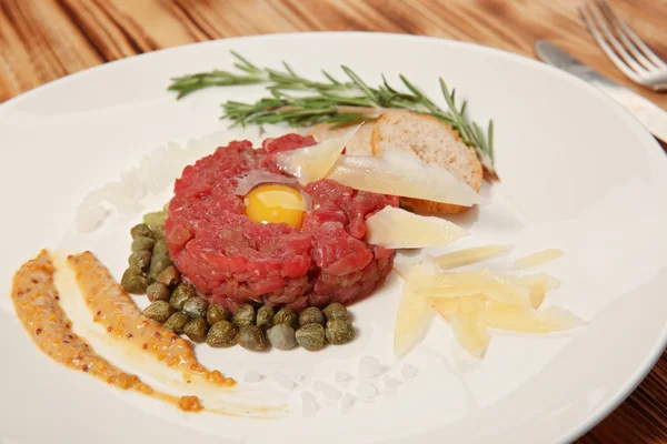 Carne de bovino tártaro, close-up — Fotografia de Stock