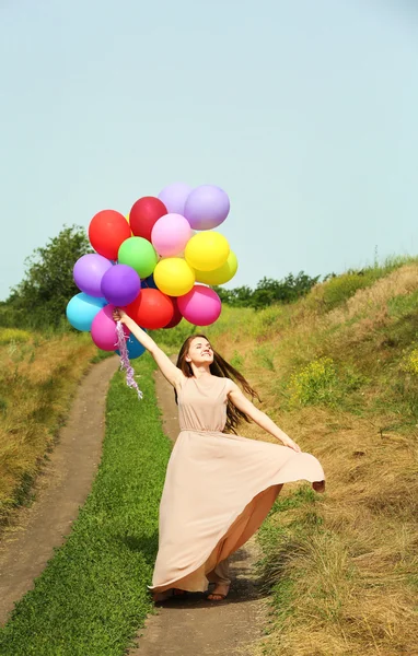 Frau mit bunten Luftballons — Stockfoto