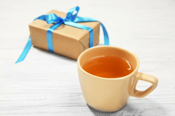 Taza de té y caja de regalo — Foto de Stock