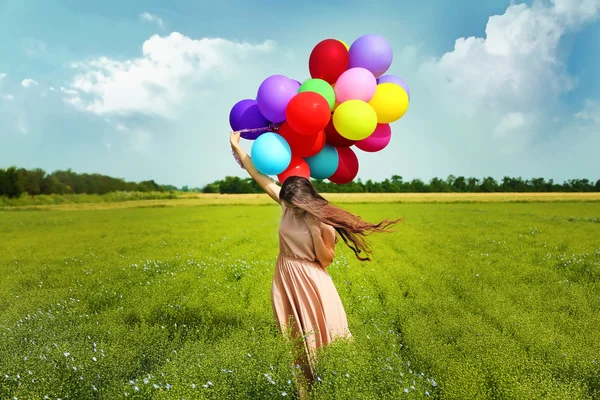 Femme avec des ballons colorés — Photo