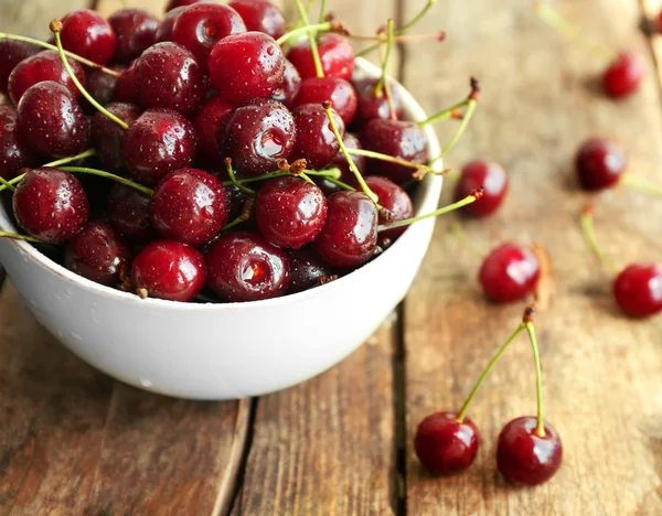 Bowl with fresh ripe cherries — Stock Photo, Image