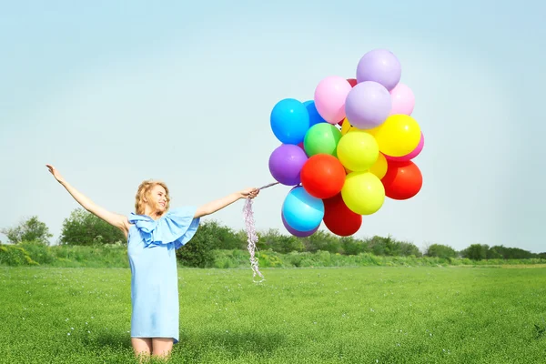 Mujer feliz con globos de colores — Foto de Stock